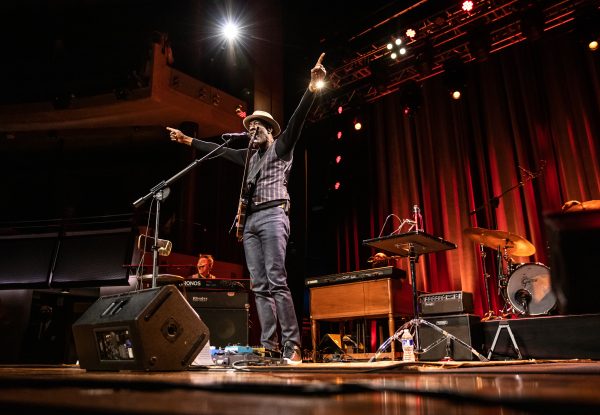 keb mo on stage