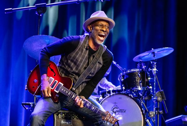 keb mo on stage with guitar