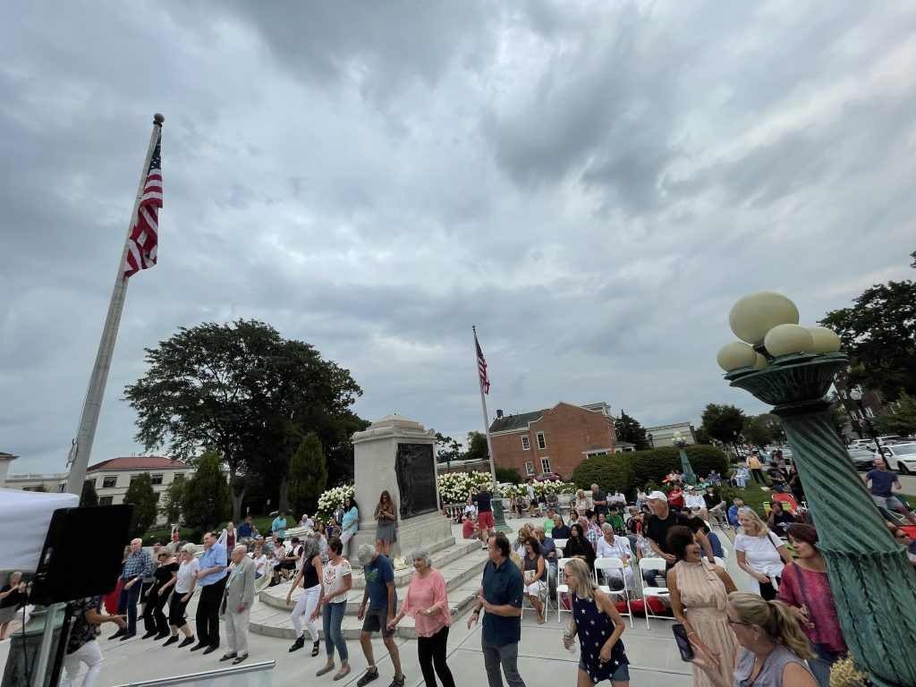 salsa under the stars crowd in a line