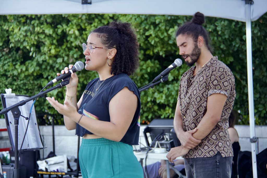 sabrina genesis singing with background singer