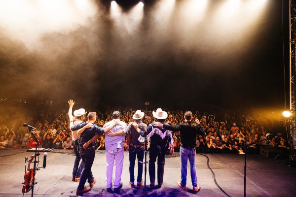 Old Crow Medicine Show live on stage, 1 Tag @treehouselivemusic And @jaredherm